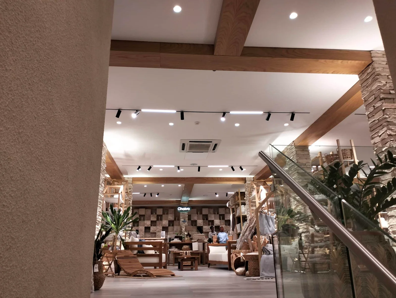 manyetik ray aydınlatmalı sergi salonu