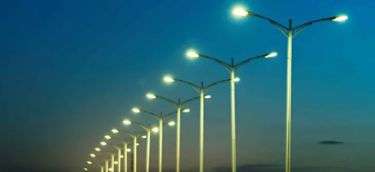 Alacakaranlıkta yol aydınlatması