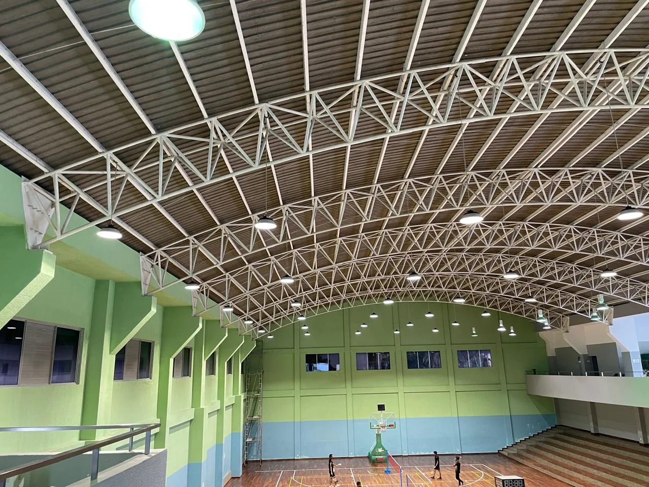 Spor sahasında yüksek montajlı LED aydınlatma