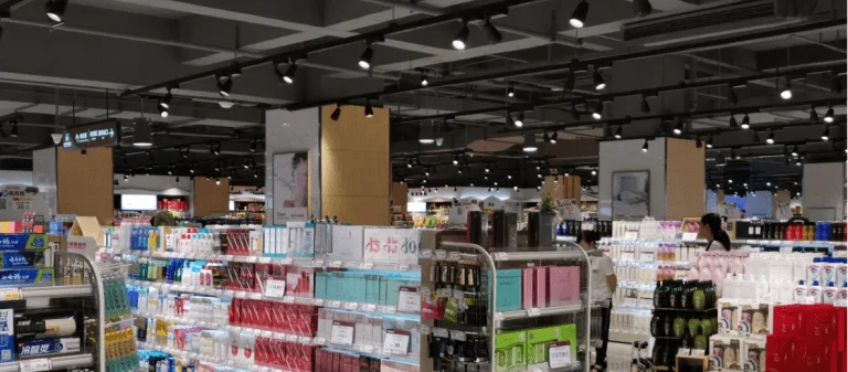 Süpermarkette raylı aydınlatma
