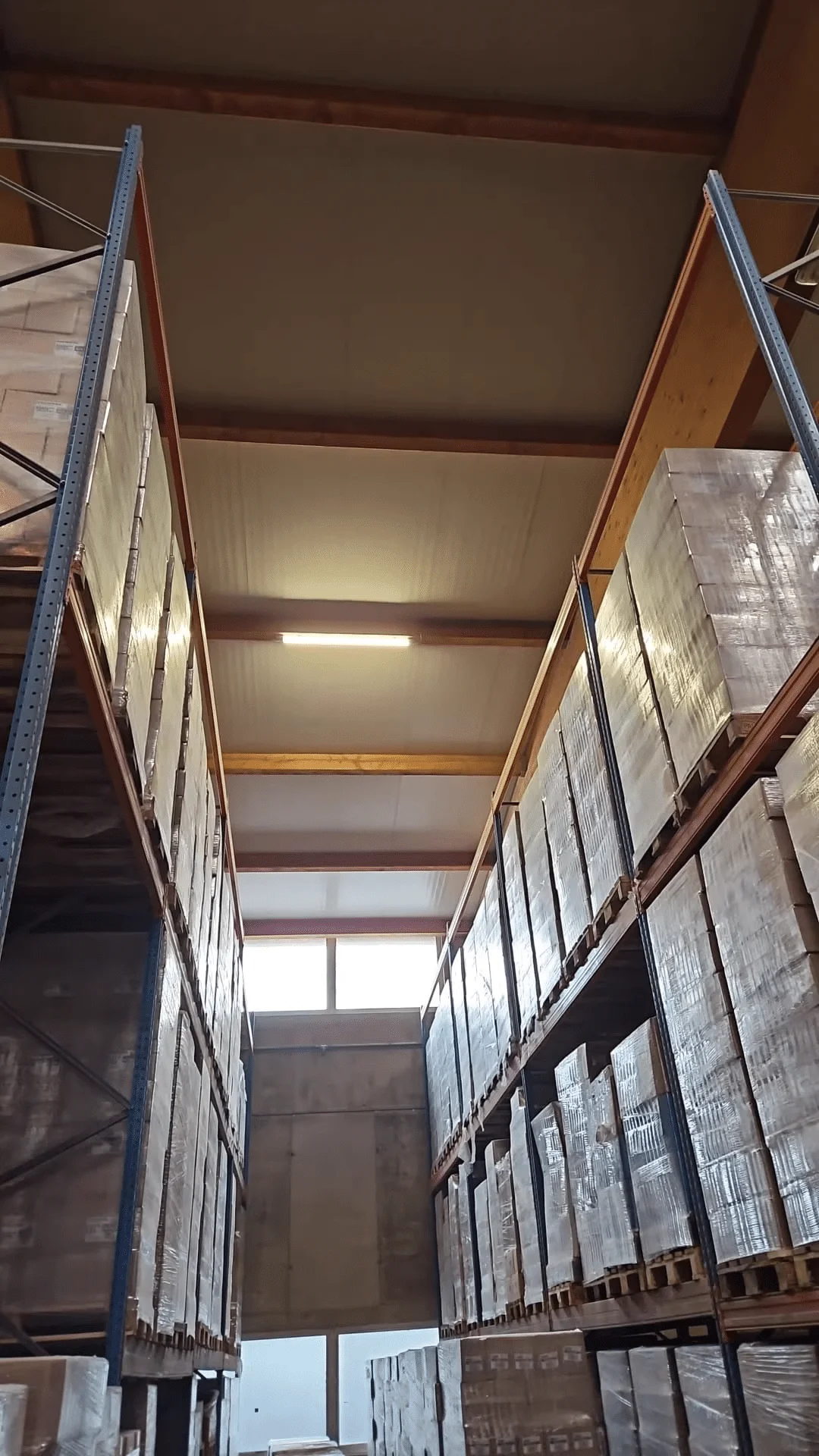Depo projesinde dış etkilere dayanıklı sıva üstü LED armatürler
